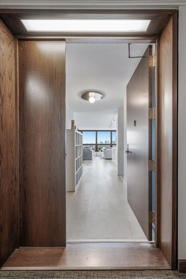 Building Photo - 360 E Randolph St