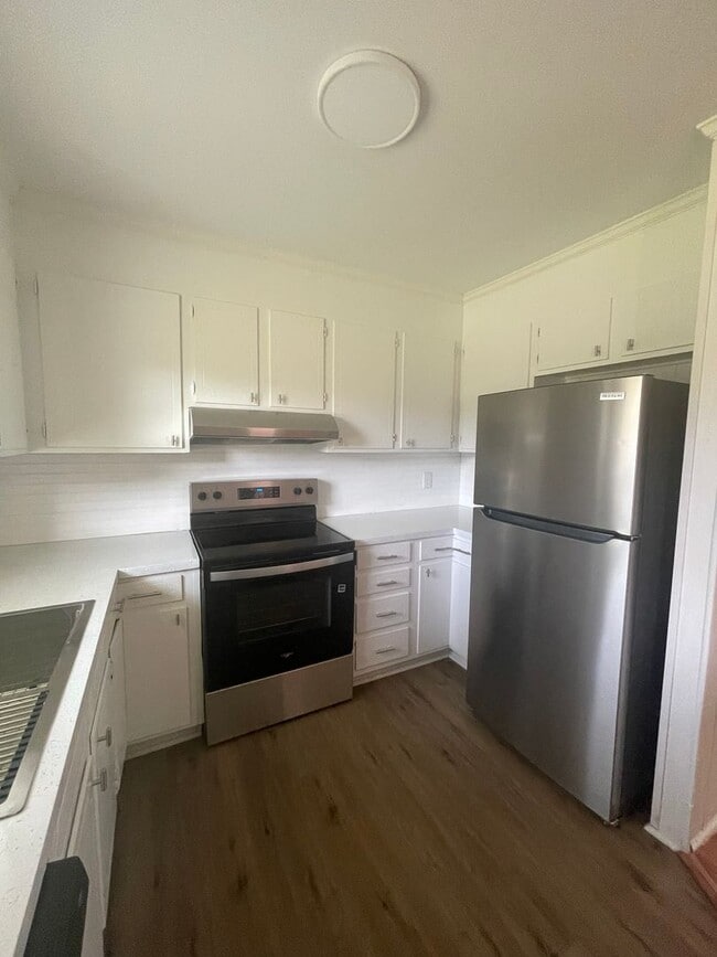 Building Photo - Welcome to this charming 3-bedroom, 2-bath...