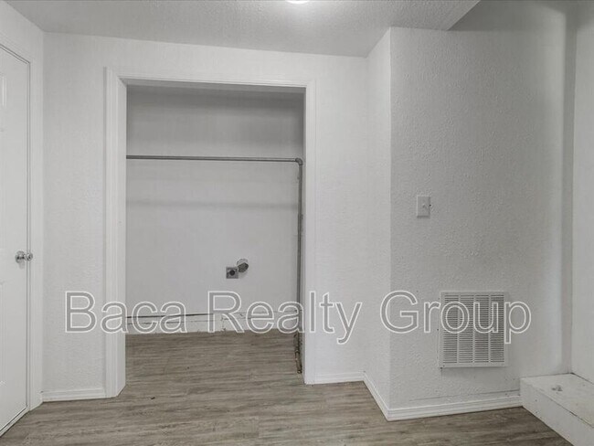 Building Photo - 3927 SE 10th Pl