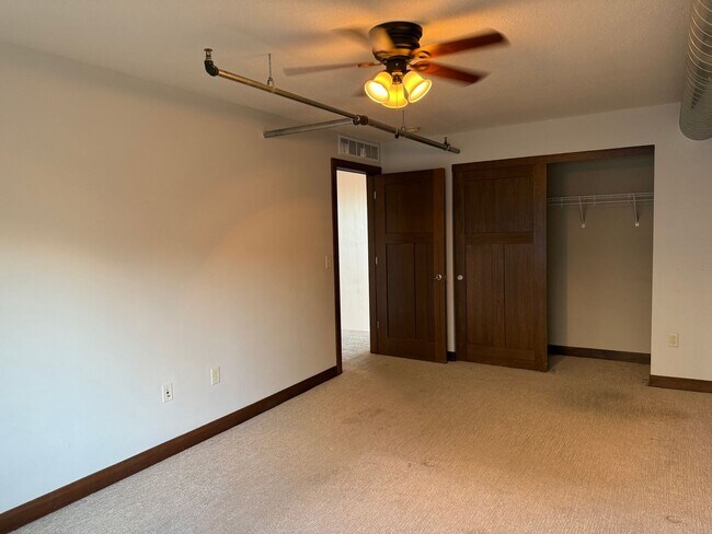 Building Photo - Rarely Available 3 Bedroom 2 Bathroom Pent...