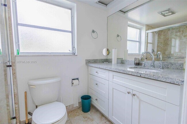 Building Photo - 2751 N Palm Aire Dr