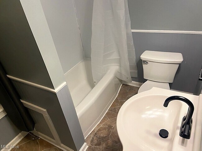 Building Photo - 429 Stinaff St