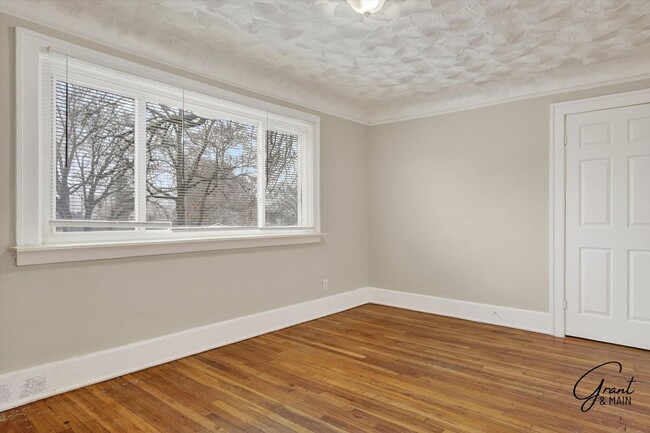 Building Photo - $1300 4 bedrooms