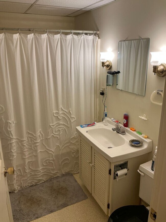 Building Photo - Large 2 bedroom 2 bathes condo