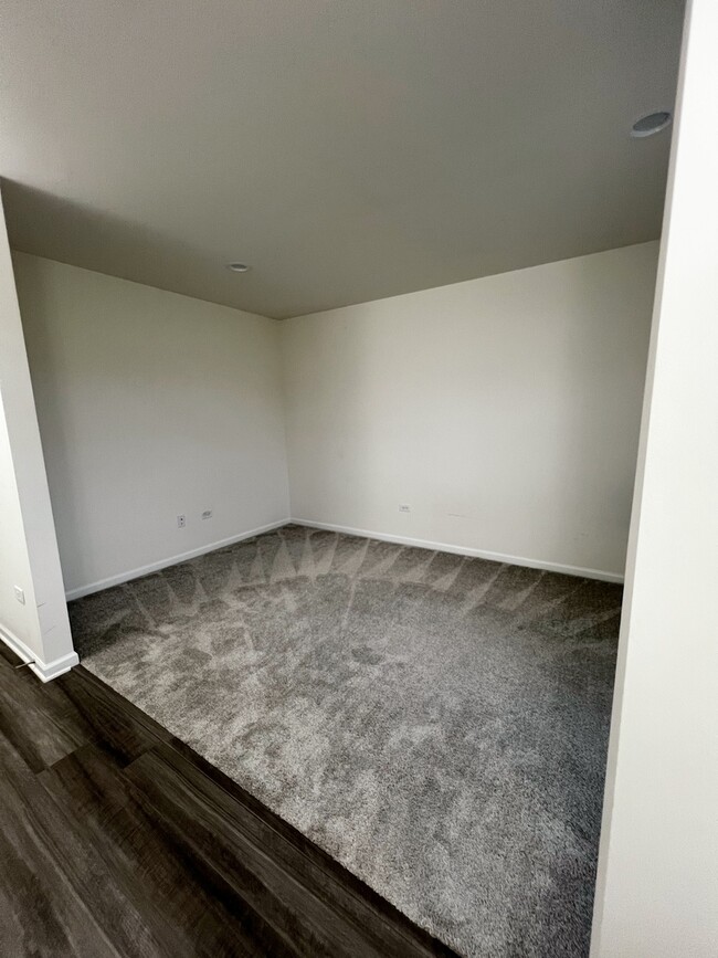 Building Photo - 858 Finley Dr