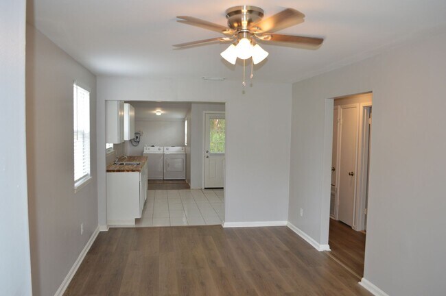 Building Photo - 2 bedroom 1 bath Renovated Patio Home for ...
