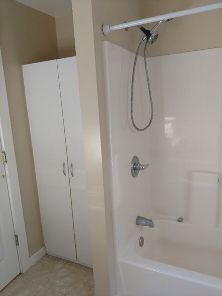 Building Photo - 1408 Latham Rd