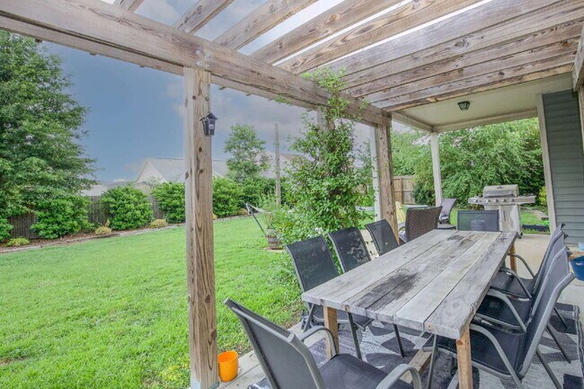 Building Photo - "Charming 3-Bed Home with Granite Elegance on Nessee Street, Fayetteville!"