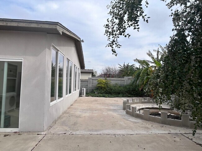 Building Photo - 2811 T.S Eliot Dr