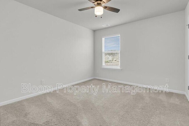 Building Photo - 450 Carrara Dr