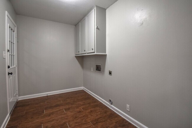 Building Photo - Available Now! Stunning 3 Bed 2 Bath in Fl...