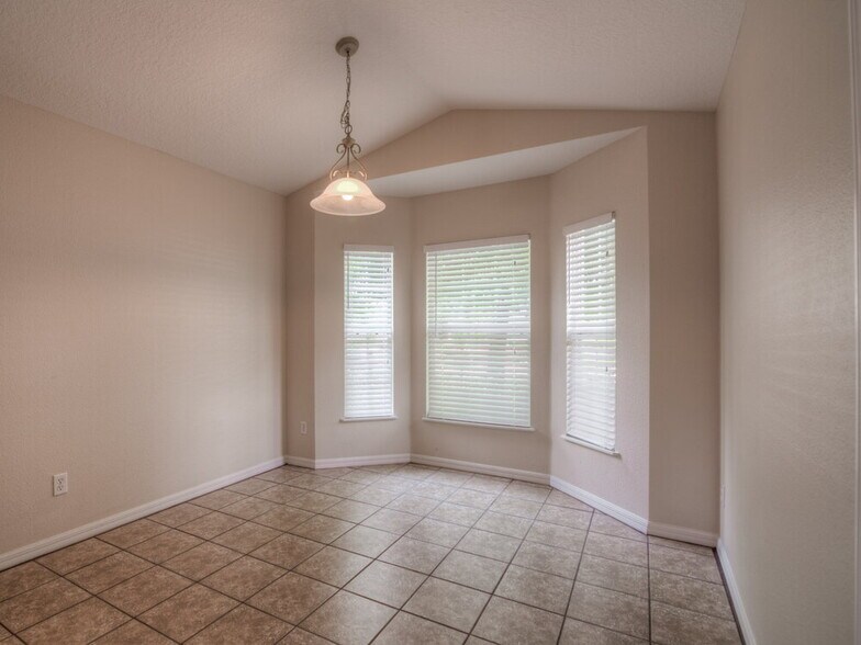 Building Photo - 4612 Woodford Dr