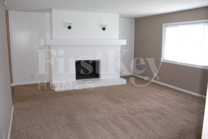 Building Photo - 243 Tracy Rd