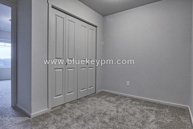 Building Photo - 3 Bed, 2.5 Bath Townhome in East Vancouver