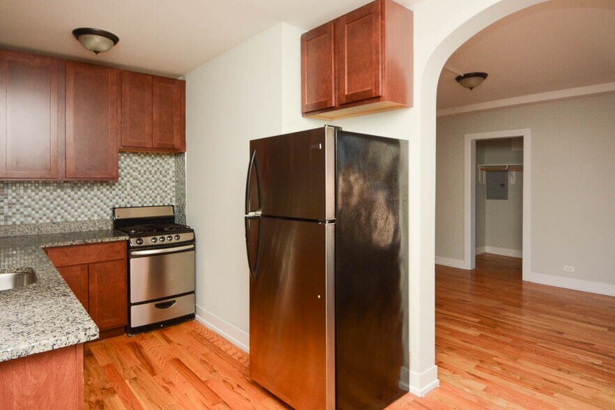 Building Photo - 562 W Arlington