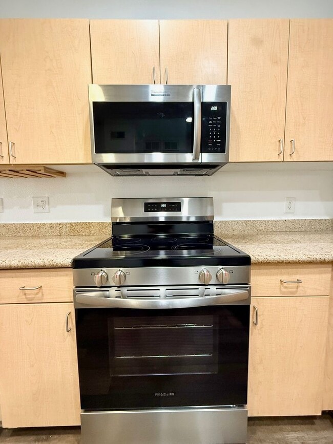 Building Photo - Beautiful One Bedroom Condo in the " Piazza Palermo." building! Pet considered!!