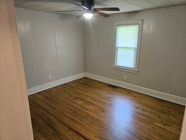 Building Photo - 1927 Lone Oak Rd