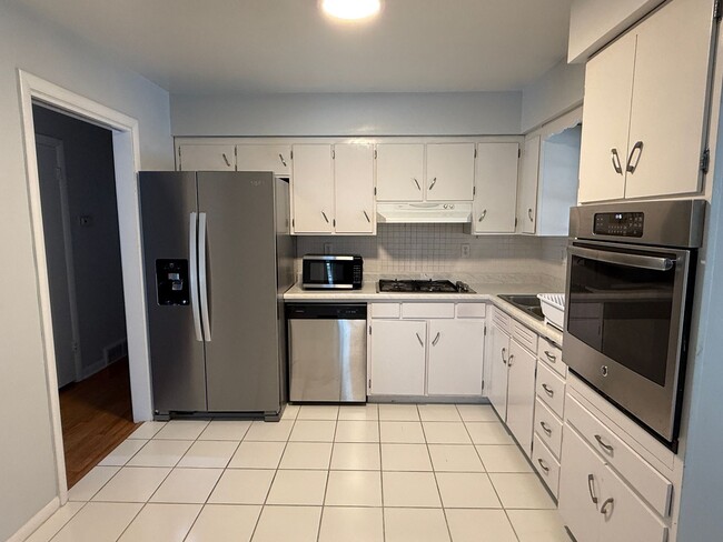 Building Photo - 2850 Hikes Ln