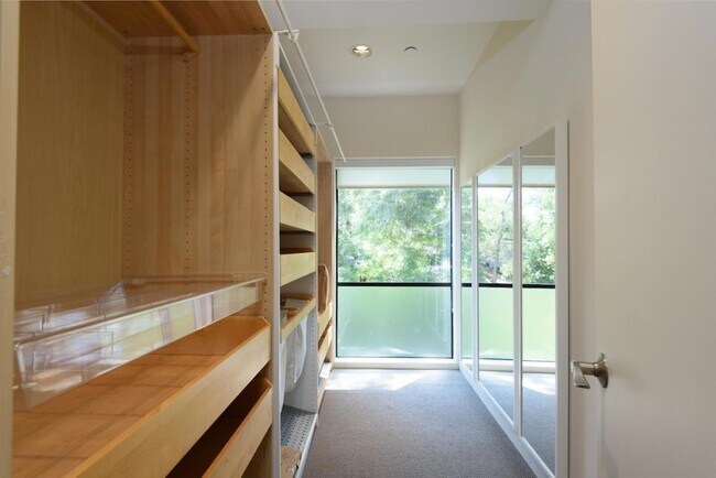 Building Photo - 3527 Oak Knoll Dr