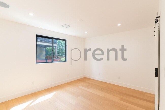 Building Photo - Unit