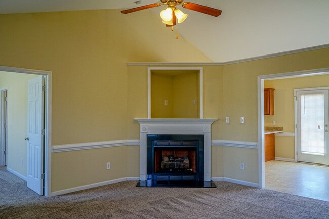 Building Photo - Ranch Home | Back Deck | Fenced In Backyar...