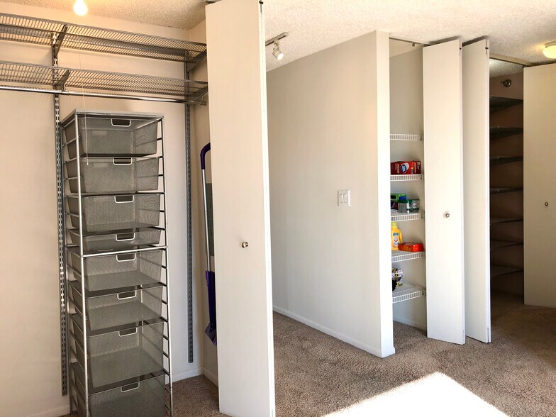 Nice pantry / linen closet - 1122 N Clark St