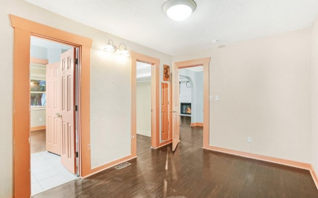 Building Photo - Updated 3br/2ba home with bonus room and fenced back yard in NE Sumner Neighborhood