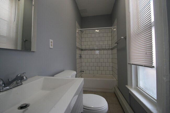 Building Photo - 273 Lloyd St