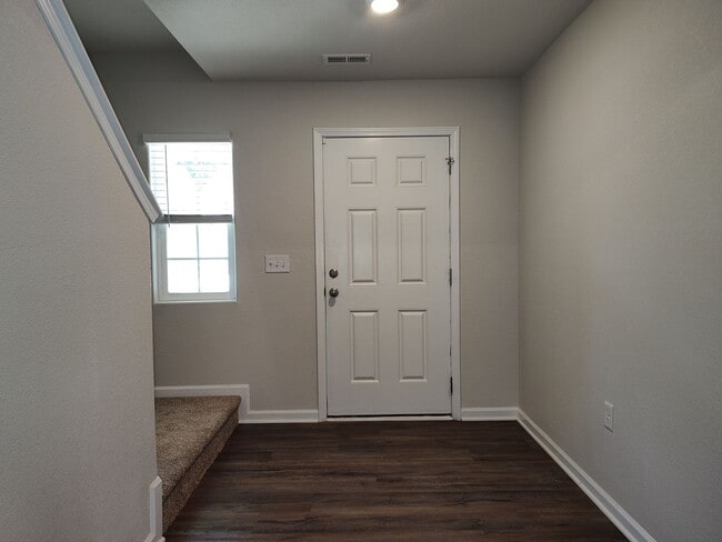 Building Photo - Beautiful, ready to move in home in Creedm...