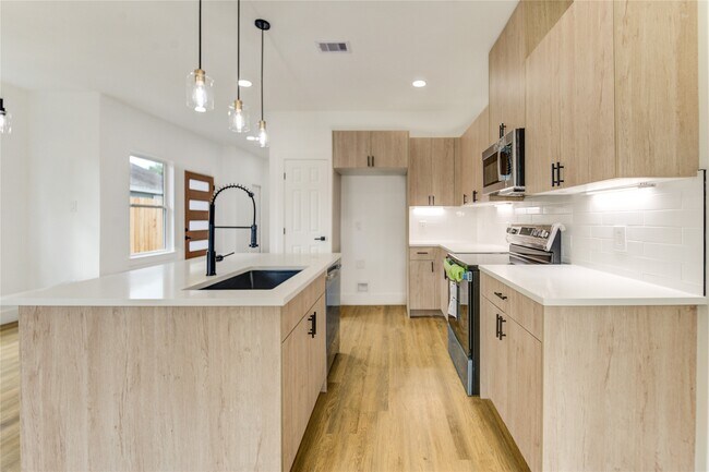 Building Photo - 4554 Newberry St