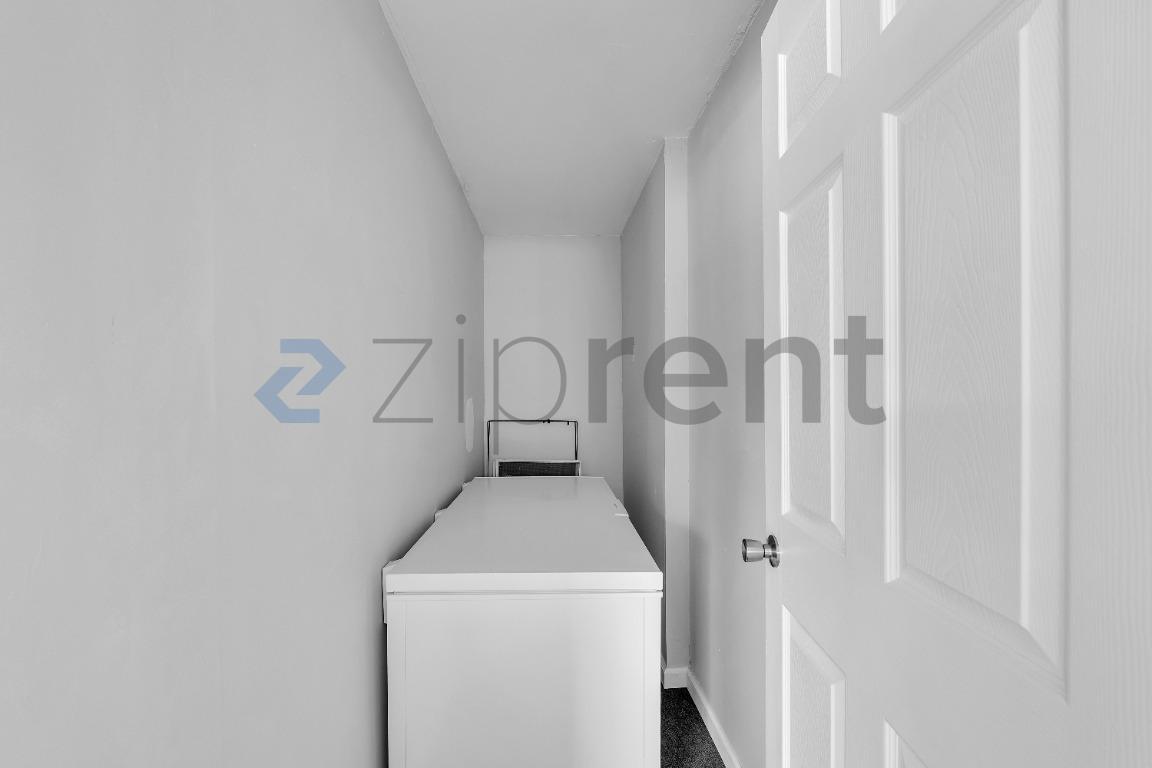 Building Photo - Unit