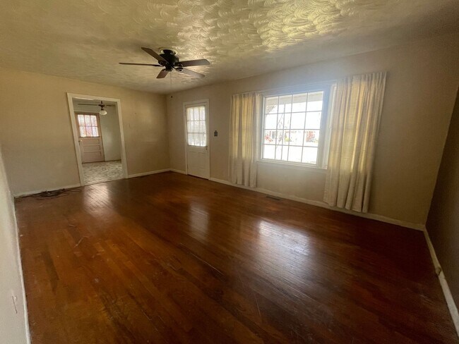 Building Photo - Brick 3 bed 1 bath home