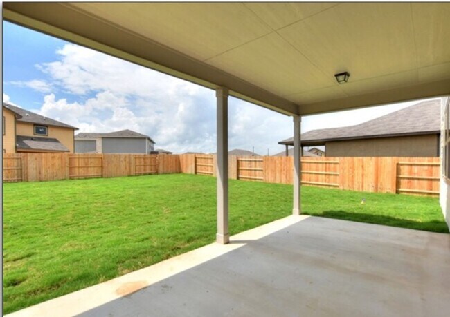 Building Photo - GORGEOUS 4BR 2.5 BATH WITH LOTS OF NEIGHBO...