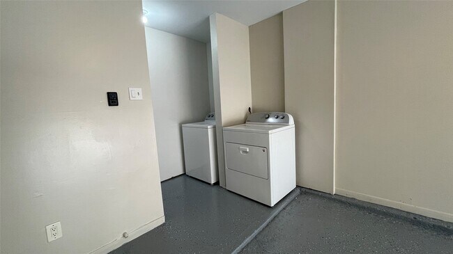 Building Photo - 6701 Sands Point Dr