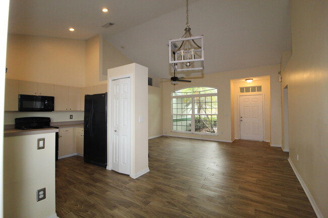 Building Photo - 2073 SW Capeador St