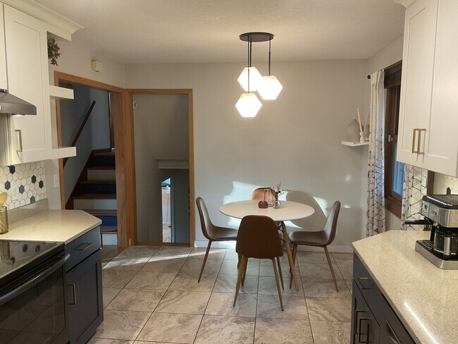 Building Photo - 945 Beacon Ln