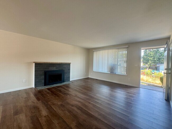 Building Photo - Newley Renovated Four-Bedroom Home