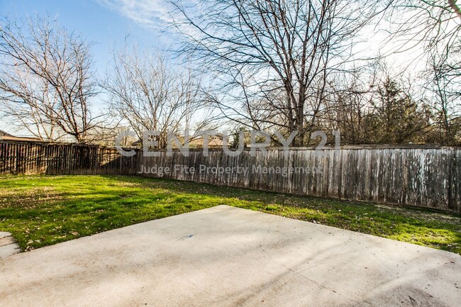 Building Photo - Beautifully Maintained 3/2/2 in Garland Fo...