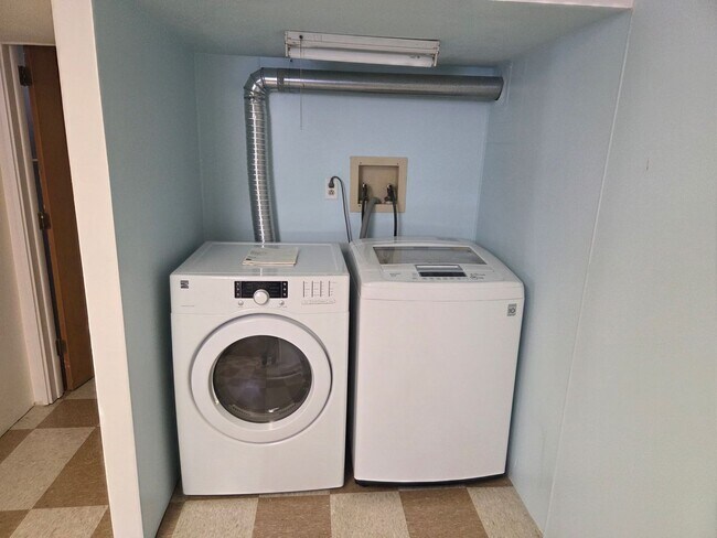 Building Photo - Charming 2-bedroom, 2-bath home