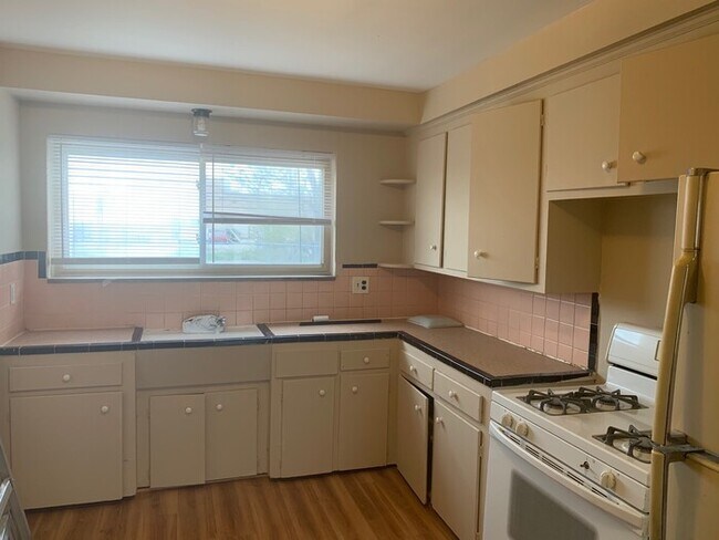 Building Photo - HUGE Updated Apartment with hardwood floors