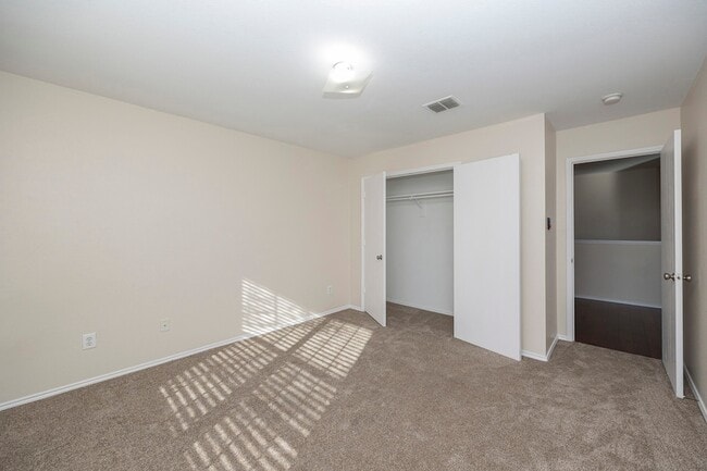 Building Photo - 5828 Pebble Ridge Dr