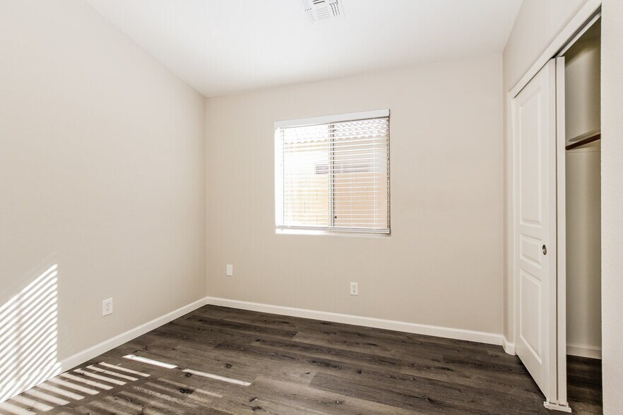 Building Photo - 3621 S 73rd Dr