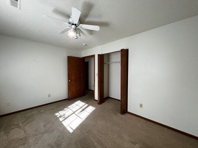 Building Photo - $1,095 | 2 Bedroom, 1 Bathroom Condo | Pet...