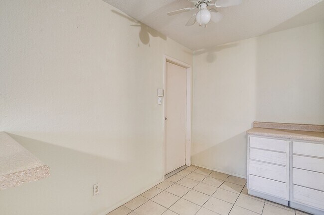 Building Photo - One side of 2 story duplex available-  3 b...