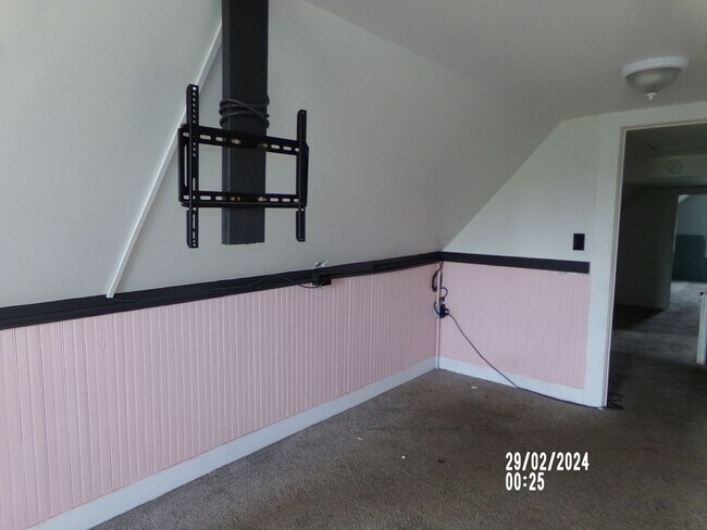 Building Photo - 4bd 1ba Home