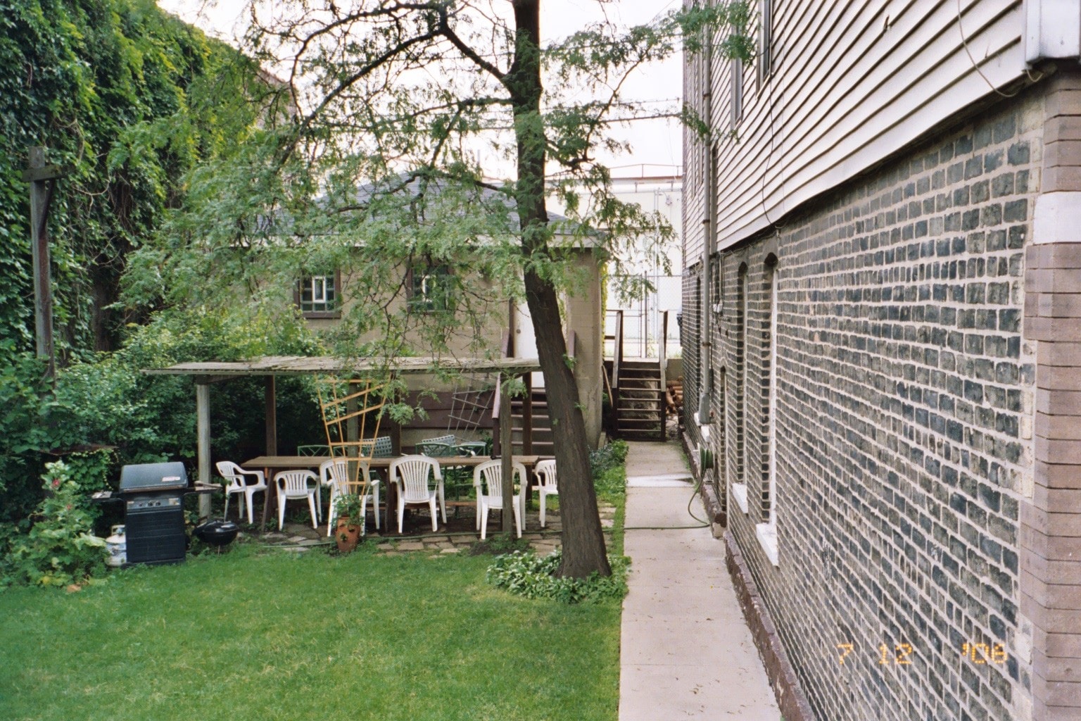 side yard picnic area - 1507 N Elston Ave