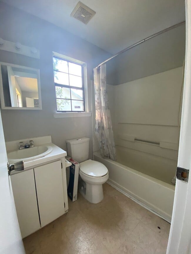 Building Photo - Pet Friendly Ridgewood Subdivision Gem: 3-...