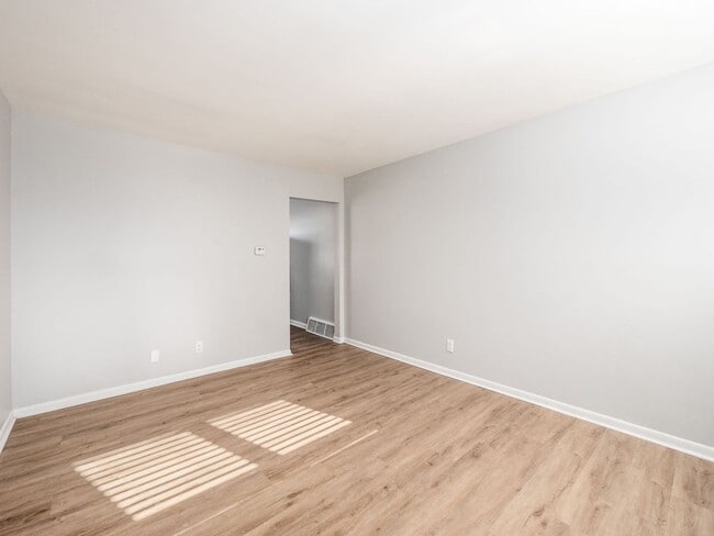 Building Photo - 554 Riverview Dr