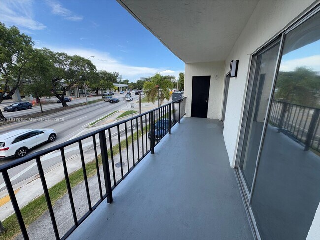 Building Photo - 3300 S Dixie Hwy
