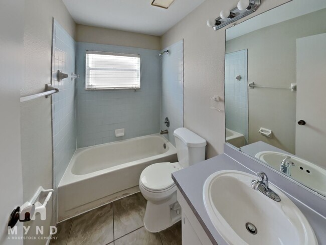 Building Photo - 11211 Sailbrooke Dr